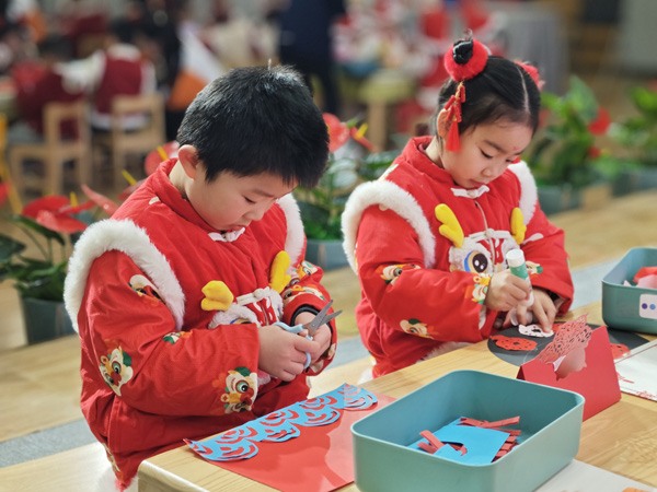 孩子們剪出了一幅幅作品。朝幼教育集團供圖