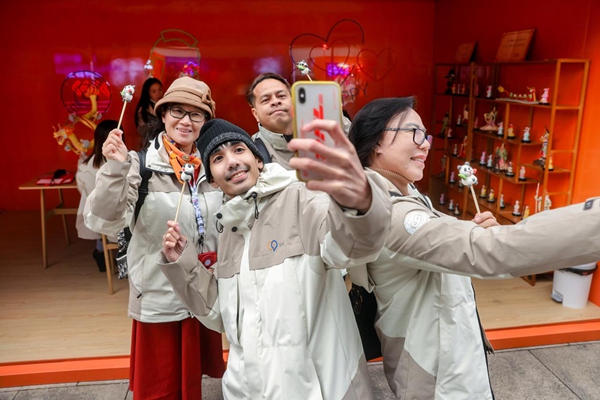 粉絲們現場非遺集市合影。長安汽車供圖