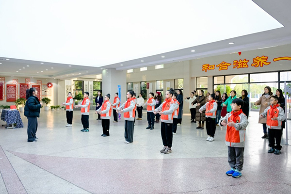 八段錦健心課程體驗。渝北區和合家園小學校供圖