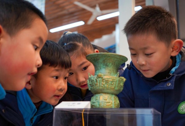 學子們在“趣”博物館觀摩文物。郭思云攝