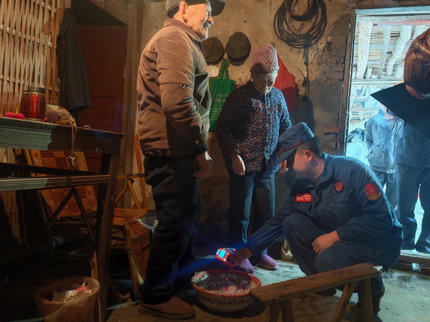 現場檢查冬季取暖安全。巴南區應急管理局供圖