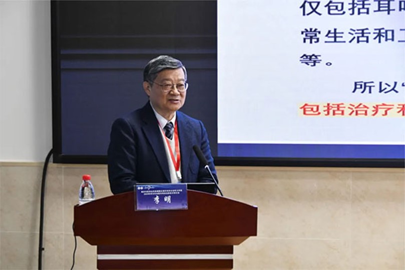 李明在會上發言。重慶仁品耳鼻喉醫院供圖