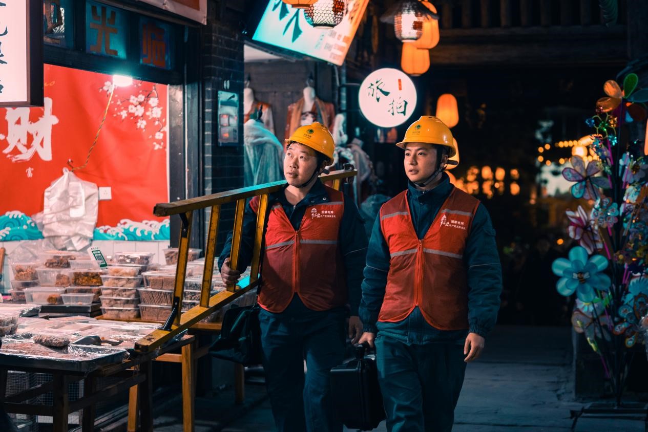 電力人員巡視古鎮用電安全情況。國網重慶永川供電公司供圖