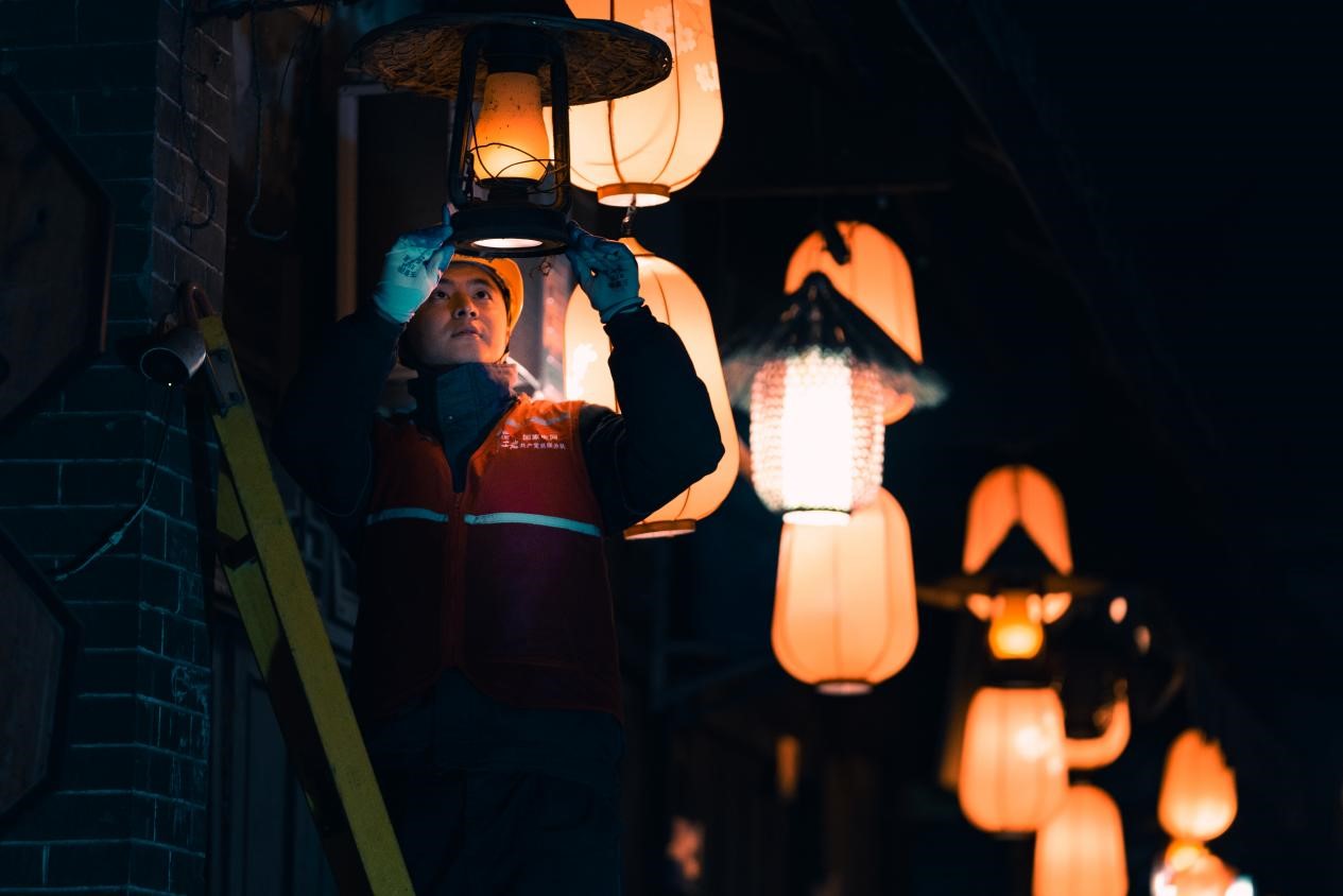 電力人員對燈飾開展安全檢查。國網重慶永川供電公司供圖