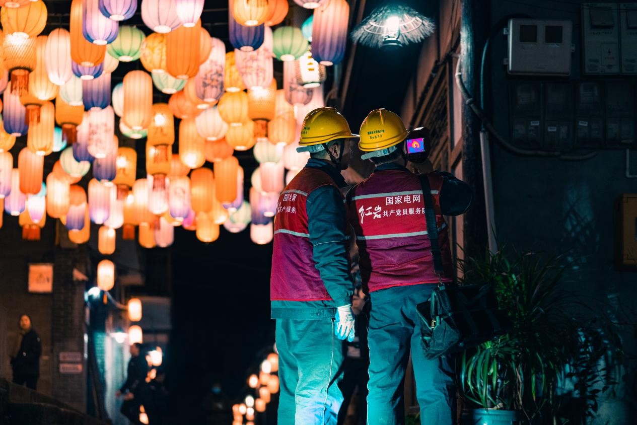 電力人員對表計進行安全檢查。國網重慶永川供電公司供圖