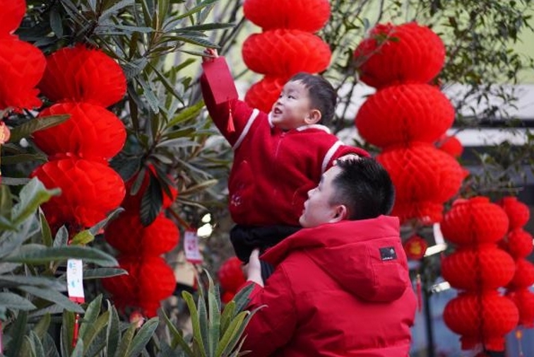 孩子們親手掛上心愿卡。渝北區悅來幼兒園云山岳園供圖