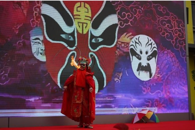 川劇變臉表演。渝北區悅來幼兒園云山岳園供圖