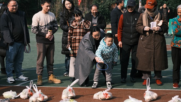 年豬節趣味游戲。曹若琳攝