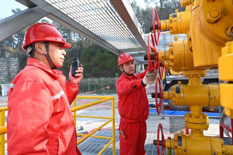 涪陵頁巖氣田采氣員工檢查焦頁90#平臺新投產氣井運行情況。涪陵頁巖氣公司供圖