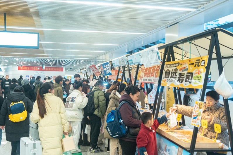 重慶“軌道市集”。蘇陽攝