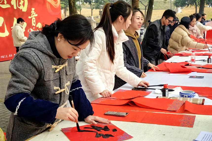 師生現場書寫楹聯。袁杰攝