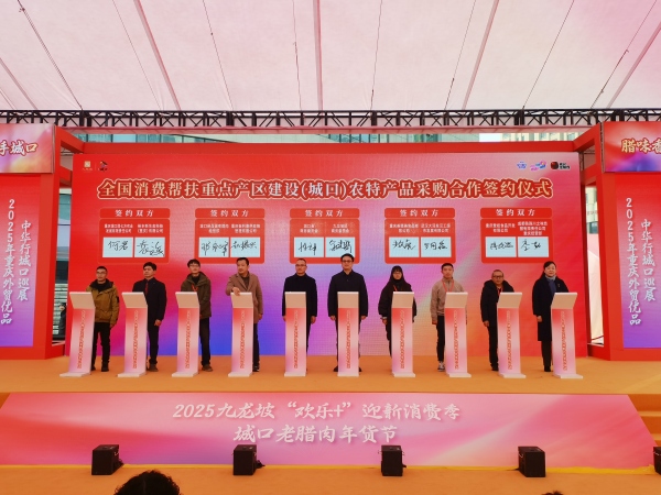 現場簽約。任峰攝