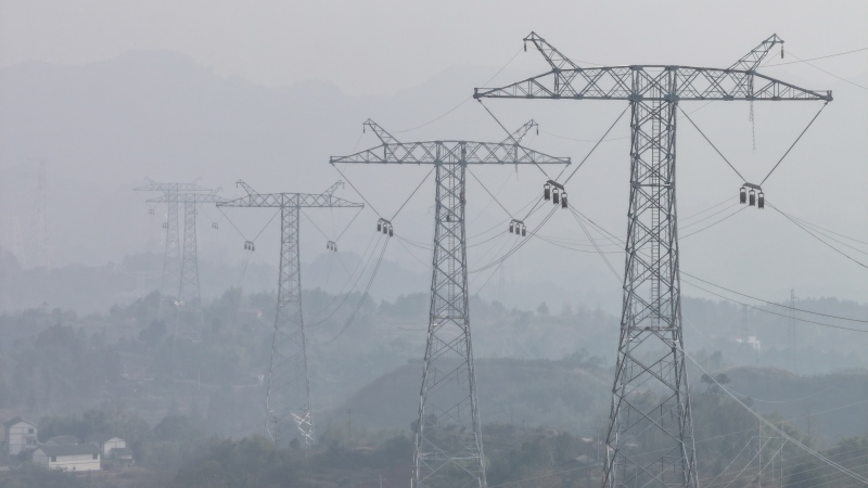 航拍哈密—重慶±800千伏特高壓直流輸電線路工程（重慶段）線路通道。陳明月攝
