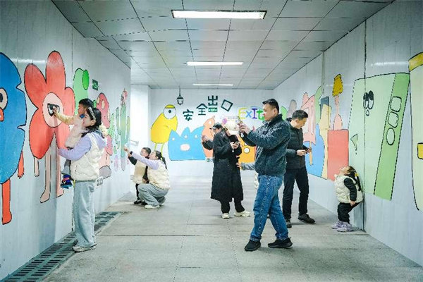 市民在通道內打卡。主辦方供圖