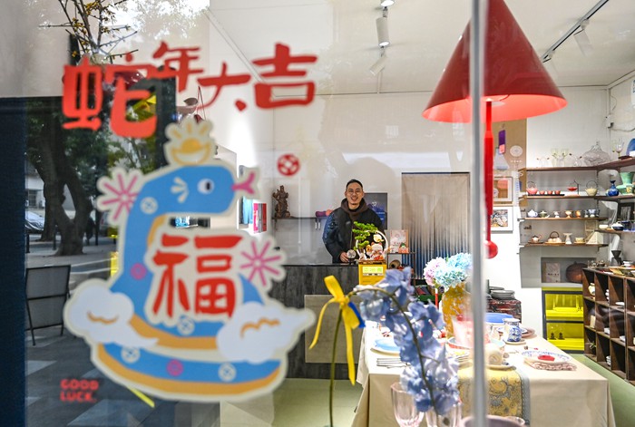 姚遠翥和他的藝術家居用品店。九龍城市更新公司提供