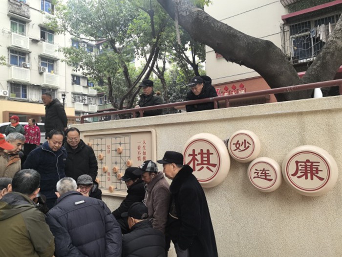 民主村社區居民圍坐下棋。徐雯瑄攝