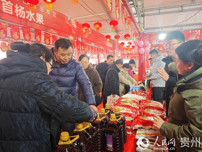 2、消費者購買年貨。人民網 黃小桃攝.jpg