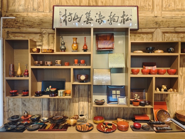 北屏鄉松柏村展示的大木漆藝術品。王雪梅攝