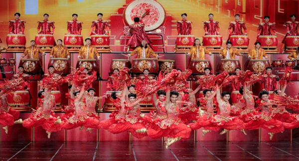 原創舞蹈《手龍人》亮相央視2024年春晚。重慶大學供圖