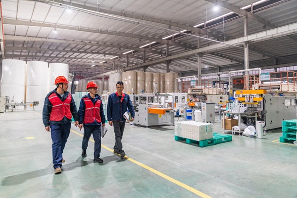 電力人員深入造紙企業開展節前防電氣火災安全檢查。國網重慶永川供電公司供圖