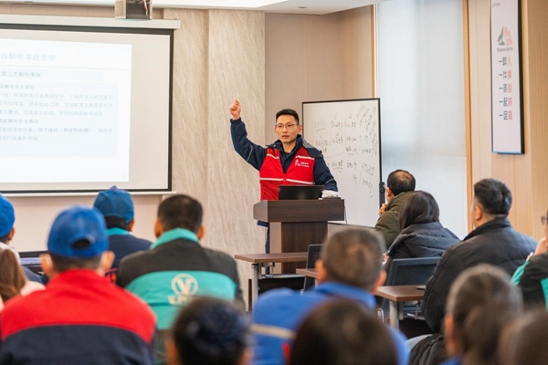 電力人員為企業職工共上“安全課”。國網重慶永川供電公司供圖