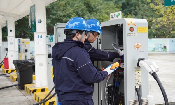 國網重慶電動汽車公司員工在國網渝北魯能星城超充站內對充電設施進行巡視檢查。黃林茜攝