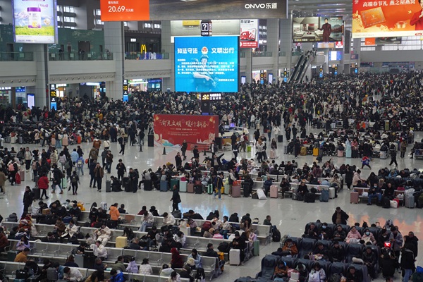 重慶火車北站候車廳。汪亮攝