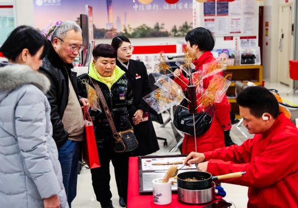 中信銀行重慶分行開展新春畫糖畫主題活動。中信銀行重慶分行供圖