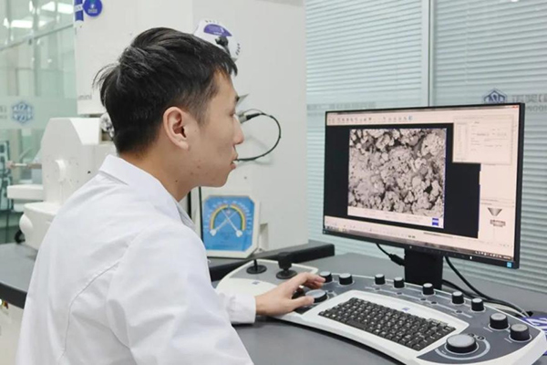歐陽一鳴團隊研發人員在進行材料對比分析。兩江協同創新區供圖
