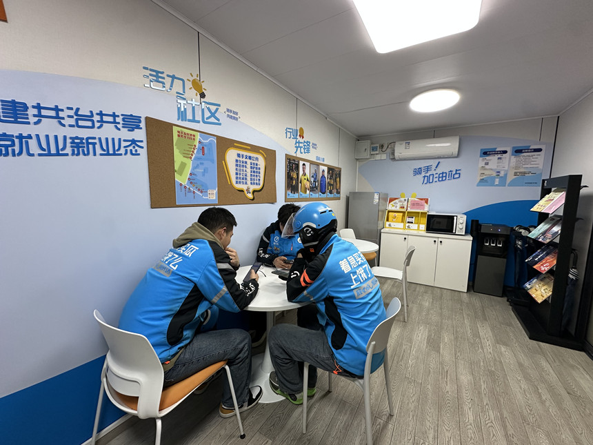 周明洋、熊濤、薛邏在商量旅行計劃。黃亞輝攝