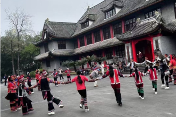 哈尼族中小學生與老師們跳樂作舞。重慶大學供圖