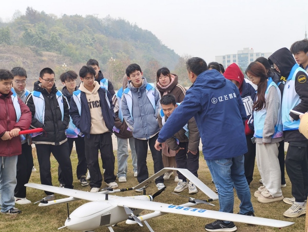 學生們參與訓練營實踐項目現場。重慶理工大學供圖