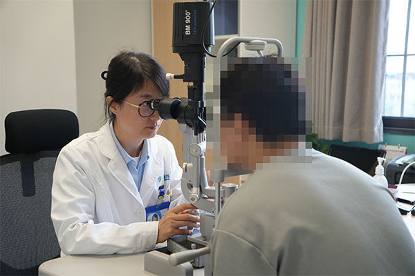 史月麗為患者檢查眼部情況。重慶普瑞眼科醫院供圖