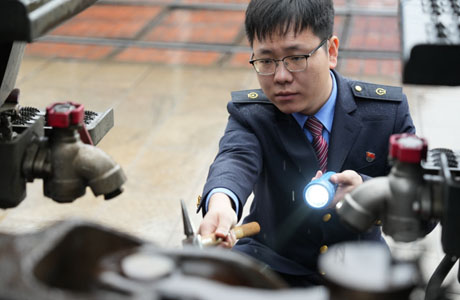 									“鐵路人的春節，是堅守”					一聲汽笛響徹夜空，一列滿載重慶“本土造”汽車、IT產品的中歐班列伴著星光駛出重慶興隆場站。　　這里是中歐班列、西部陸海新通道班列的始發站。春節將至，興隆場站六場出發場更顯繁忙。				