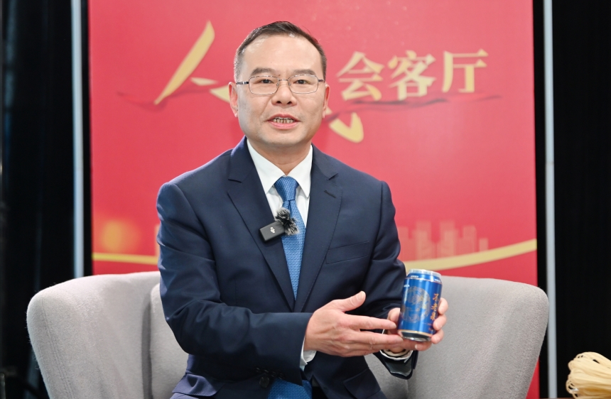 訪談現場，陳清松介紹不老泉山泉水。鄒樂攝