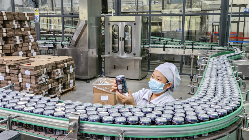 不老泉山泉水生產線。彭水縣委宣傳部供圖