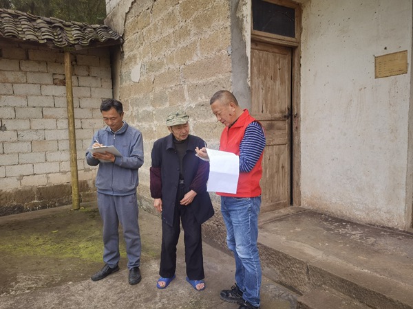 圖為付國臣（右一）入戶走訪。 重慶移動供圖