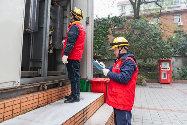 電力人員開展社區配電設施隱患排查。國網重慶永川供電公司供圖