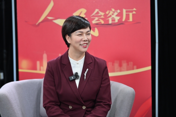 張艷做客人民網重慶頻道、成渝發布“人民會客廳”——2025重慶兩會高端訪談。鄒樂攝