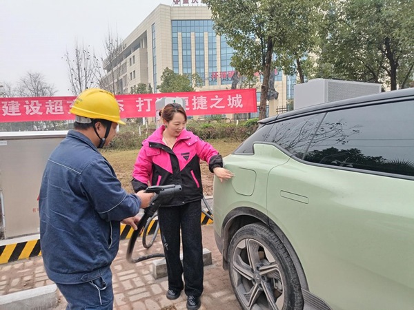 電力人員在三教鄉鎮全液冷超充站開展安全檢查、服務車主。國網重慶永川供電公司供圖