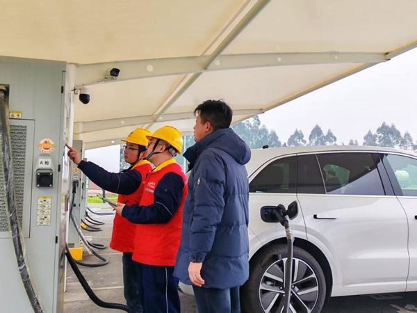電力人員在高速公路興隆服務區開展安全檢查、服務車主。國網重慶永川供電公司供圖