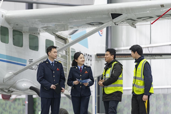 近日，重慶市梁平區稅務局組織人員來到梁平機場管理有限公司，講解通航服務業相關稅收政策，了解企業經營情況，助力企業逐夢低空經濟。郭睿攝