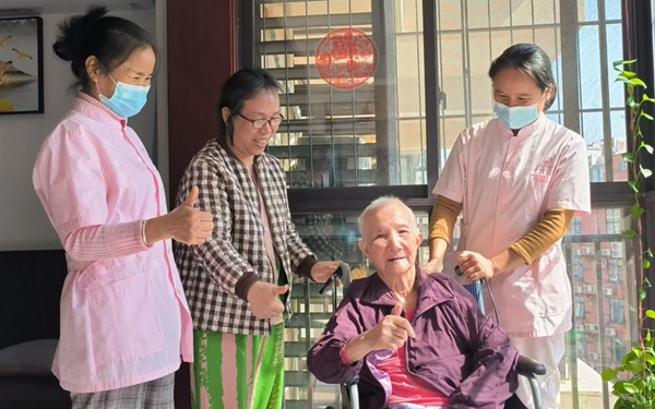 老人為助浴服務點贊。受訪者供圖