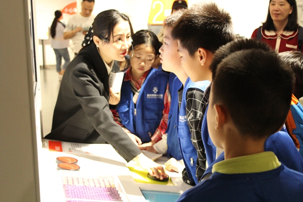 青少年了解血液健康科普知識。主辦方供圖