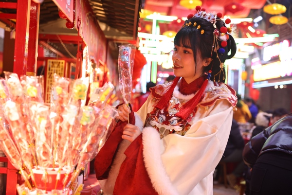 市民游客穿著漢服游覽街區。江北區委宣傳部供圖