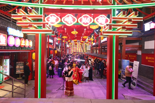 百余名華僑華人歡聚一堂，入席“渝味360碗”美食街區長桌宴。江北區委宣傳部供圖