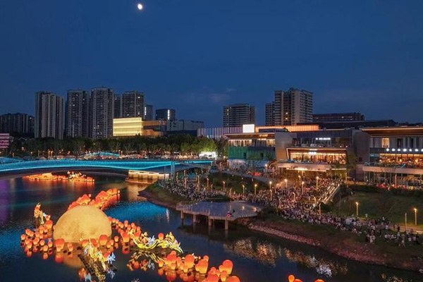 “月攬星河”燈會現場。重慶龍湖供圖