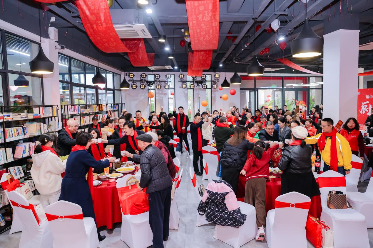 									“小碗菜”撐起“大民生”					1月22日，冬日陽光溫柔地灑在重慶渝中區的老街小巷，給山城平添了幾分暖意。濃濃年味中，一場別開生面的團年飯在渝中區虎頭巖社區老年食堂里噴香開席。　　團年飯的客人，是渝中各街道、社區的高齡獨居老人、困境兒童、愛心媽媽、外賣員、環衛工人、養老護理員等群體的代表。江南文火牛肉、干燒鱸魚、芋兒雞……				