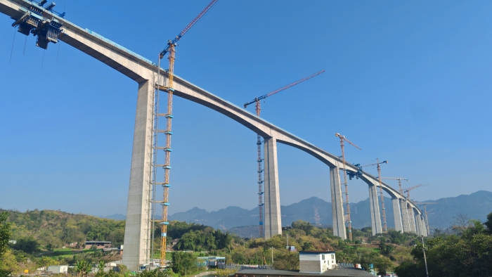 重慶軌道交通15號線高架Ⅰ特大橋全橋順利合龍。中建三局三公司供圖