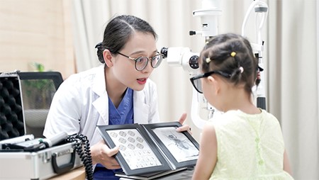 醫生為孩子檢查視力情況。重慶華廈眼科醫院供圖